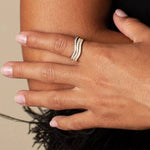 Sleek Wave Line Diamond-Inlaid Ring